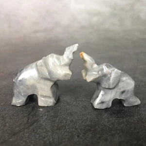 Juego de 2 estatuillas de elefante gris miniatura tallada en piedra natural - Imagen 1 de 7