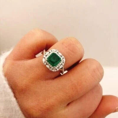 Anillo de boda con halo de esmeralda verde simulado corte Asscher de 4 quilates enchapado en oro blanco de 14 quilates Foto 1 de 4
