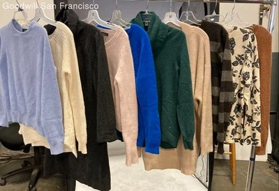 Lote de 10 suéteres femininos multicoloridos de cashmere ajuste regular manga longa - Imagem 1 de 4