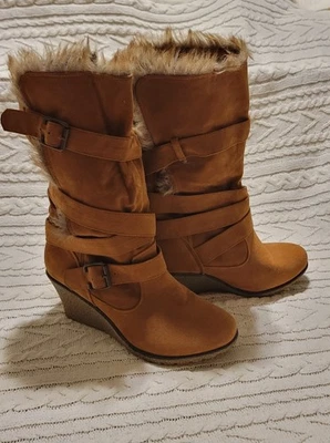  女式靴子尺码 7.5 by Breckelles 坡跟中筒秋冬人造毛皮  — 第 1/4 张图片