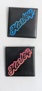 Botones/alfileres cuadrados Harley-Davidson vintage rosa/azul/negro respaldo - Imagen 1 de 8