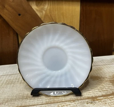 "Platillo de 6"" Anchor Hocking Fire-King Swirl vaso de leche blanco con carcasa dorada" Foto 1 de 3