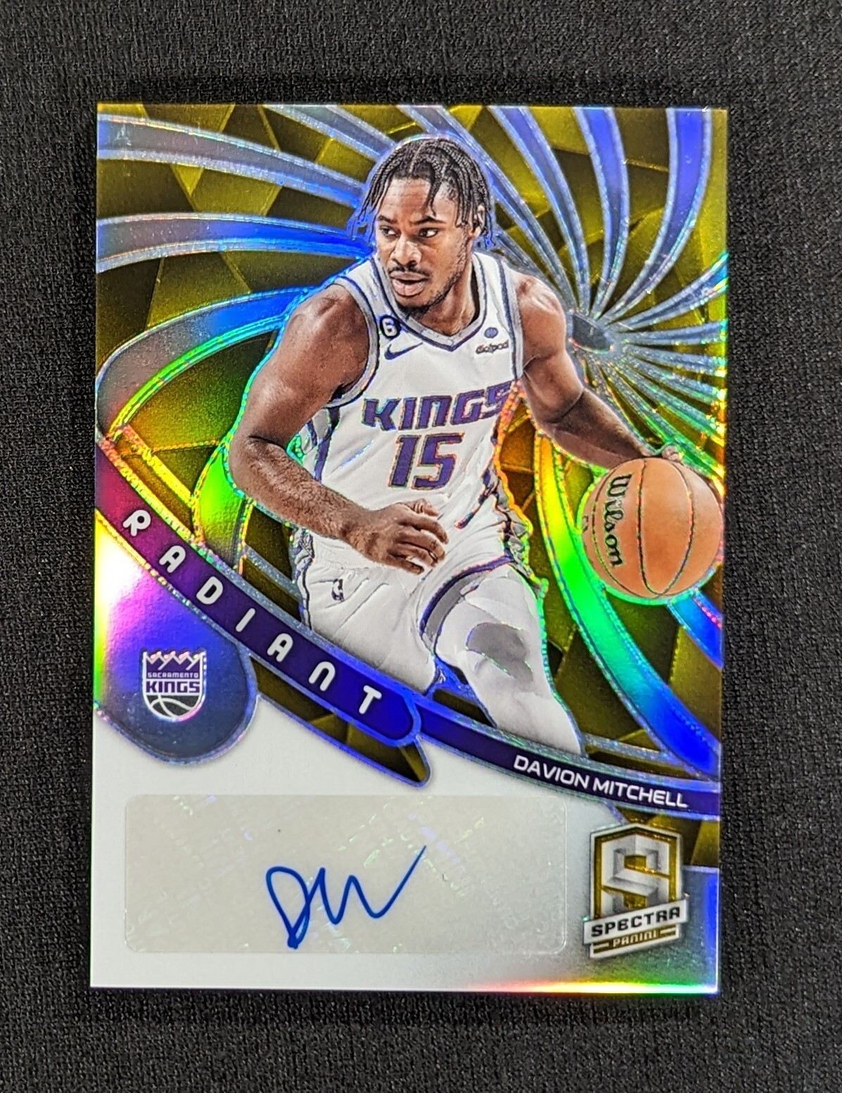 2022-23 Spectra Davion Mitchell Radiant Signatures Auto Gold 02/10 #RS-DAV Kings