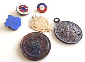 Some old badges and a sterling silver fob + medals. - Picture 1 of 12