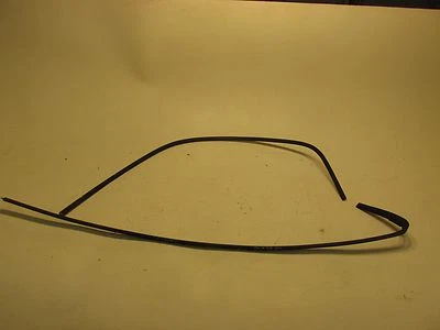   Porsche 928S 1983, moldura ventana exterior delantera izquierda Foto 1 de 4