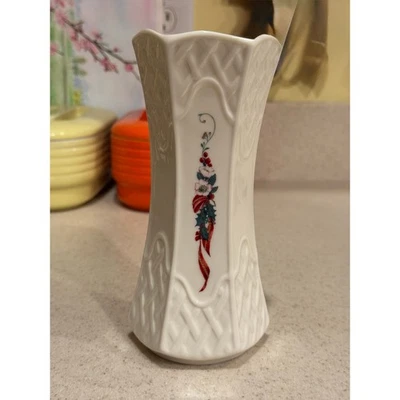 Jarrón Belleek Invierno Rosa Floral Tejido de Cesta 6 Caras 6 3/4" Foto 1 de 4