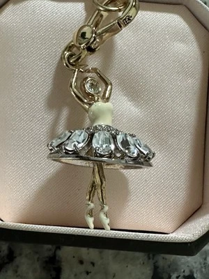 Novo Berloque de Bailarina Juicy Couture com Fecho Lagosta. Ouro com pedras ovais transparentes. - Imagem 1 de 4