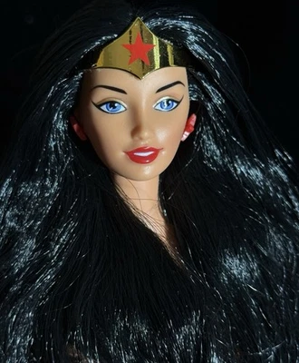 Mujer Maravilla-Pelo Negro-Muñeca Barbie-Rodillas/brazos doblados Desnudo para ÚNICO-A-11 Foto 1 de 4