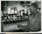 1957 Photo de presse Barman Allen B. Jones Demonstrates Shot Pourrer, Chicago