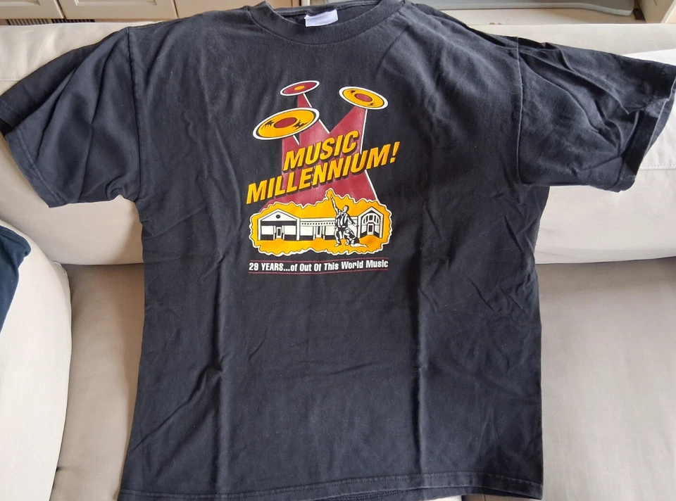 🎶 Camiseta Vintage Años 90 Music Millennium - ¡NUEVA! Tienda de discos icónica de Portland Foto 1 de 3
