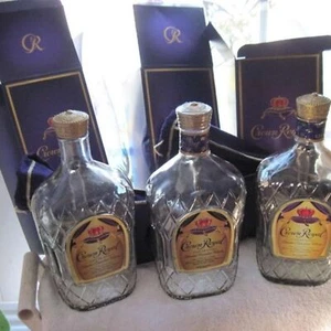 3 Brocca Vetro Pesante Trasparente Vuota Manico Corona Royal 1,75L Bottiglia Liquore Piano Plastica - Foto 1 di 16