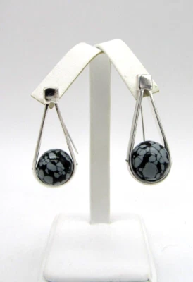 Pendientes Modernistas Tono Plata Imitación Obsidiana Copo de Nieve Vidrio Cuentas 1 1/2" H- 14mm Foto 1 de 4