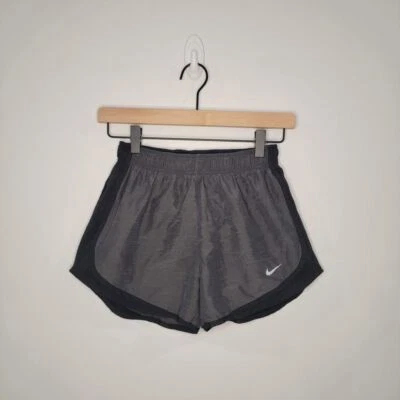 Pantalones cortos para correr Nike Tempo Dri-Fit gris/negro para mujer talla pequeña Foto 1 de 4