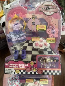 Kuu Kuu Harajuku Schmetterling Blüten Mode Pack Puppenkleidung. Neu mit Etikett - Bild 1 von 2