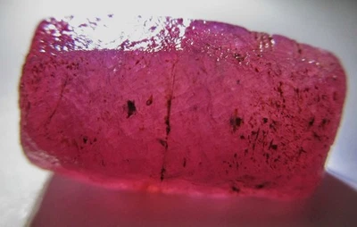 Cristal de zafiro rosa Chatoyant eje C áspero de Tanzania. 25,70 Crt Foto 1 de 4