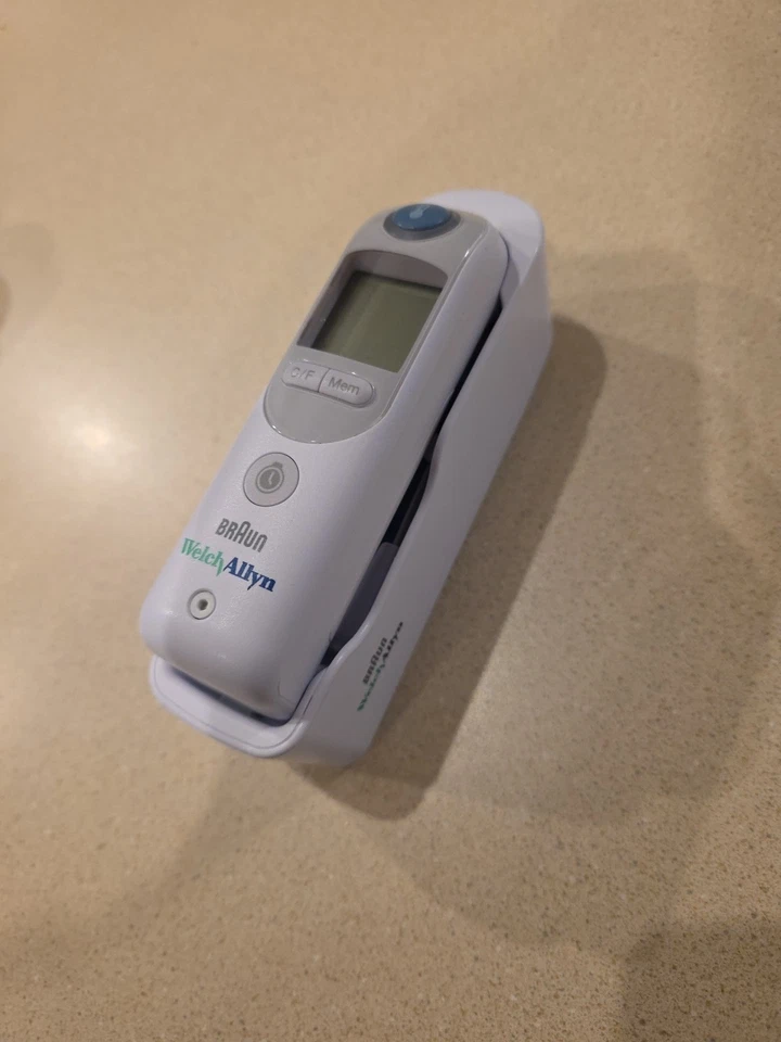 Termómetro de oído Braun ThermoScan Pro 6000 de Welch Allyn Foto 1 de 3