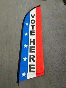 BANDERA DE PLUMAS "VOTA AQUÍ" 7 PIES DE UNA CARA* SOLO BANDERA* - Imagen 1 de 1