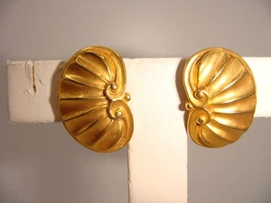 VINTAGE SIGNED MMA 1984 GOLD TONE SHELL POST EARRINGS ESTATE - Picture 1 of 14