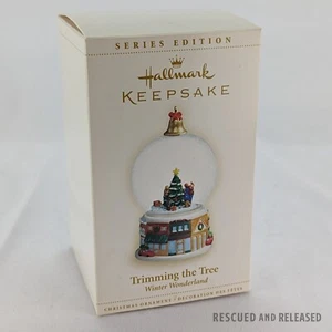 2006 Hallmark Keepsake Ornament Winter Wonderland Trimming the Tree Snowglobe - Picture 1 of 6