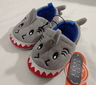 Wonder Nation Gray Baby Shark Slippers Size 5 - Image 1 of 4