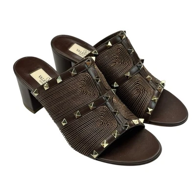 NUEVO - Valentino Garavani Rockstud Cuero Tacón Rafia Mules Marrón 38.5, 8 EE. UU. Foto 1 de 4