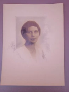Vintage Foto einer Frau mit Unterschrift - Bild 1 von 6
