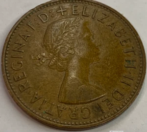 "Vintage Treasure: Collectible 1962 UK 1 Penny Coin featuring Queen Elizabeth II - Picture 1 of 2