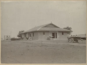 c1890 Photo British Colonial Bungalow Matar District, india Family with Servants - Picture 1 of 4