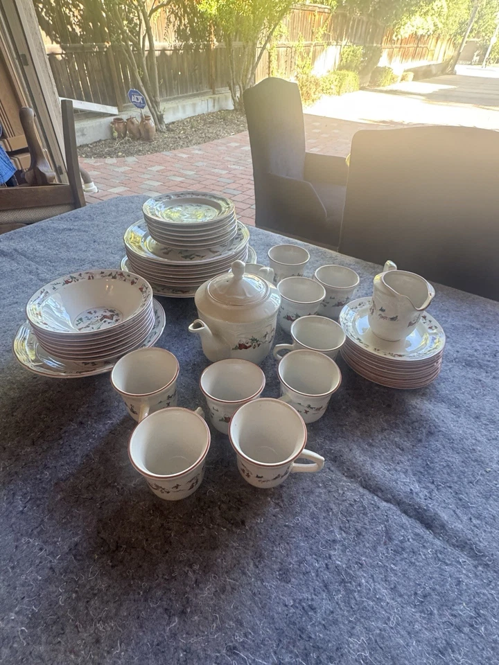 Juego de vajilla FarberwareWhiteChristmas '95 41 piezas tazas cuencos Katherine Bukovskiy Foto 1 de 4