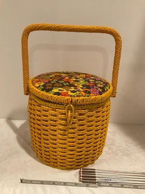 Caja de cesta de costura de mimbre vintage con accesorios de forro amarillo dorado Foto 1 de 4