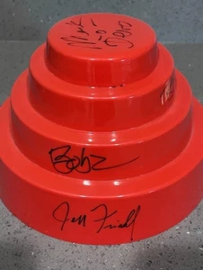 Chapeau dôme énergie rouge 5 voitures autographe signé Devo - Photo 1/7