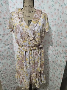 LAUREN CONRAD, VESTIDO PARA MUJER LAVANDA/AMARILLO POLI VOLANTES CUELLO EN V CON FAJA, TALLA M - Imagen 1 de 14