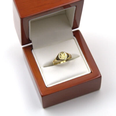 Signet Ring 9ct Gold Prince of Wales Feathers  - Image 1 of 4