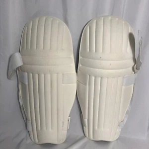 Yoogi Modellato Cricket Batting Protezione Gambe Leggero Batting Pad GIOVENTÙ - Foto 1 di 8