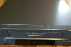 Quasar VHQ400 VHS VCR - Picture 1 of 7