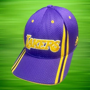 Gorra Adidas Los Angeles Lakers Flexfit Talla L/XL Gorra NBA Baloncesto Púrpura Amarillo - Imagen 1 de 9