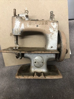 Mini máquina de coser Singer vintage manivela infantil miniatura Gran Bretaña Foto 1 de 4