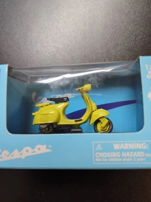 Yellow Vespa 125 (1960) Motorscooter  1:32 scale - Image 1 of 3
