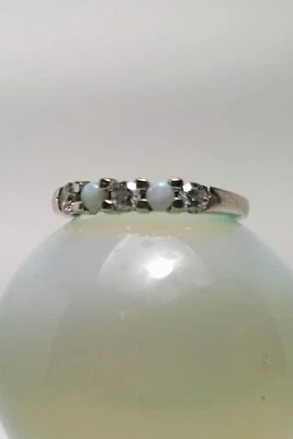 Anillo de oro blanco de 14K de 5 piedras con ópalo y diamantes Foto 1 de 4