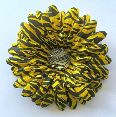 Pinza para el pelo flor de seda margarita gerbera estampado animal cebra amarillo brillante y negro de 4"  Foto 1 de 2