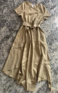 Eien hellbraunes Kleid mit Rundhalsausschnitt und asymmetrischem Saum und Gürtel Gr. kleine Taschen - Bild 1 von 6