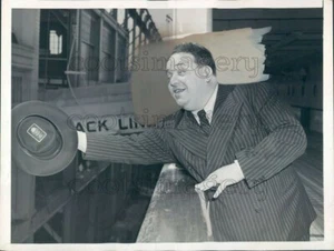 1941 Press Photo Opera Singer Salvatore Baccaloni Holds Hat on Ship SS Uruguay - Picture 1 of 2