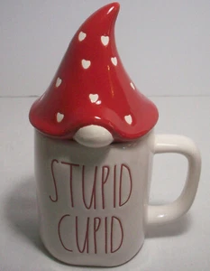 Magenta Rae Dunn Colección Artesanal: Taza Gnomo Roja ESTUPIDEZ CUPIDO con Sombrero: EXCELENTE: SIN RESERVA - Imagen 1 de 4