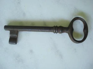 19C. CWE ANTIQUE HUGE COLLECTABLE IRON GATE KEY SCARCE - Picture 1 of 3