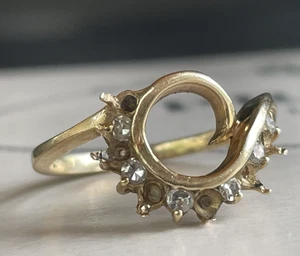 Anello a grappolo di diamanti 2,94 g marcato 14 carati pietre mancanti massicce misura 6,75 - Foto 1 di 10