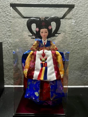 Estatuilla coreana hecha a mano en Hanbok tradicional - Muñeca de porcelana de seda Foto 1 de 4