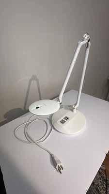 Humanscale Horizon 2.0 LED Task Lamp with Integrated Charging Base - White - Image 1 of 4