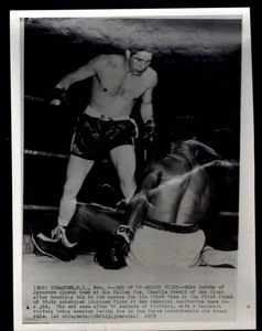 RARE SYRACUSE boxer MIKE DeJOHN v CHARLIE POWELL 1959 KO boxing photo - Picture 1 of 2