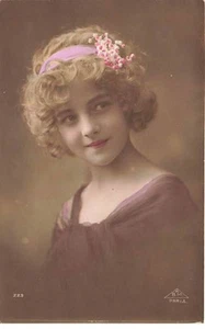 Enfant - Grete Reinwald avec un bandeau dans les cheveux - Picture 1 of 2