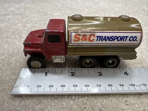 Ertl Farm Country International Milk Truck 1/64 Scale Die Cast Red R9 - Picture 1 of 6